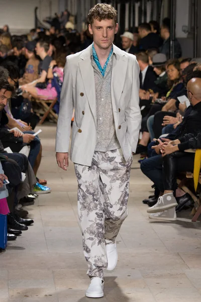 Look 15